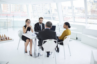 職業(yè)男女同事一起討論工作計劃在休息期間, 年輕的同事在優(yōu)雅的正裝談論創(chuàng)造性的想法互相咨詢在辦公室里