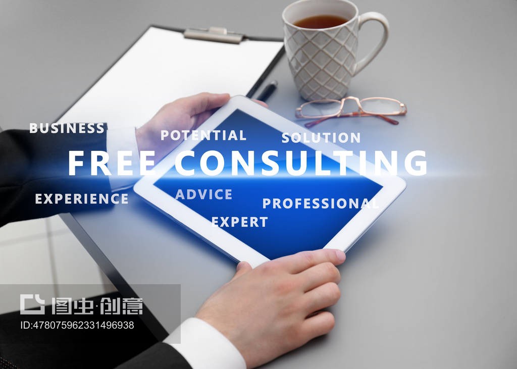 辦公室用平板電腦工作的人。咨詢服務(wù)理念Man working with tablet in office. Consulting service concept